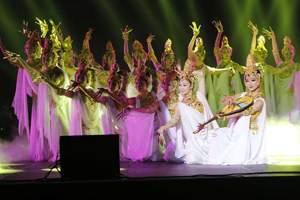 一、靈動的思想  “創(chuàng)意”不僅是演藝的靈魂，更是社會發(fā)展進步的要素。有了一個好的創(chuàng)意，演藝便會事半功倍。同樣我們開展的演藝能被廣大師生所接受并認可，就更離不開合理的安排、精心的設計、巧妙的構思。因此，建立一種清晰合理、開拓創(chuàng)新的思維軌跡是辦好演藝的基礎。創(chuàng)意思路的優(yōu)劣，主要區(qū)別在于思維方式的不同，具有“靈感”的演藝常常帶著時代的氣息與強大的生命力。正確的定位演藝我們需要作到以下幾點：